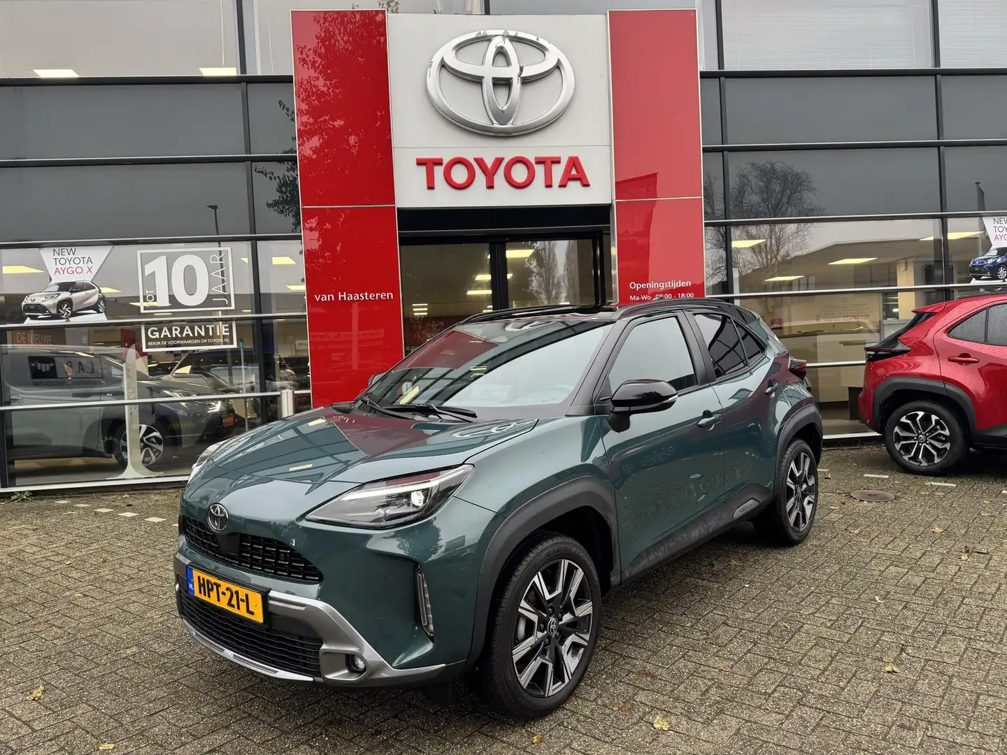 Toyota Yaris Cross 1.5 VVT-I Hybrid 130pk CVT Executive Groen - 1