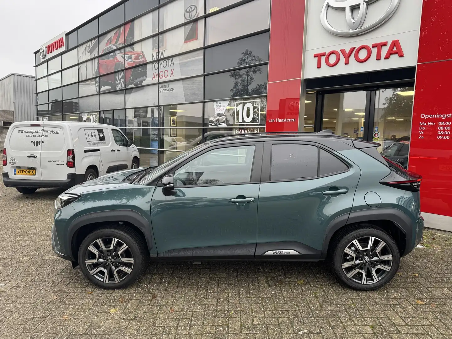 Toyota Yaris Cross 1.5 VVT-I Hybrid 130pk CVT Executive Groen - 2