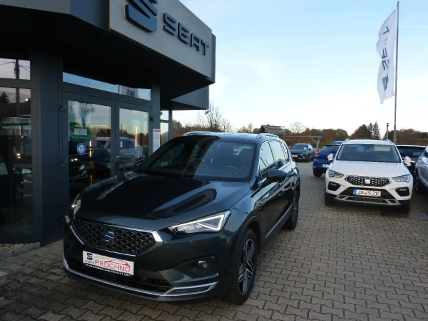 SEAT Tarraco XCELLENCE Tarraco 1.5 TSI ACT Xcellence Grün - 1