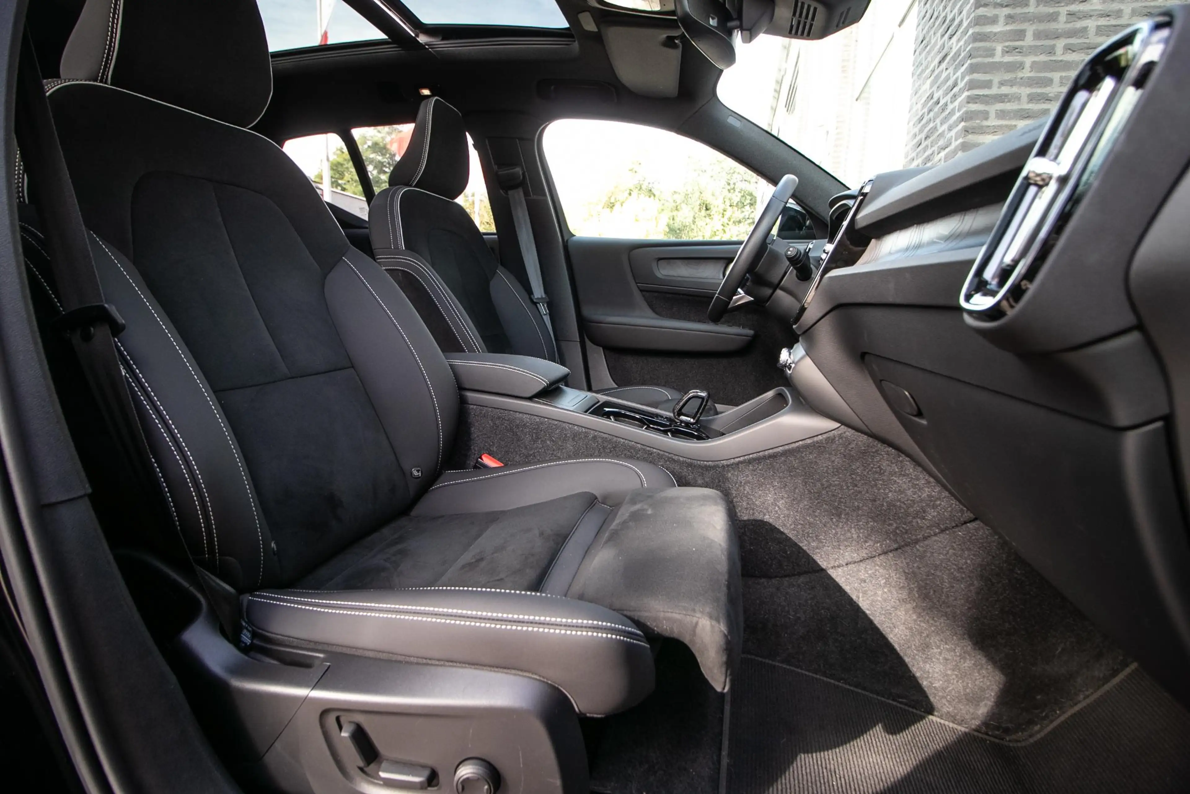 Volvo EX40 Single Motor Extended Range Ultra Black Ed. 82 kWh — photo 6