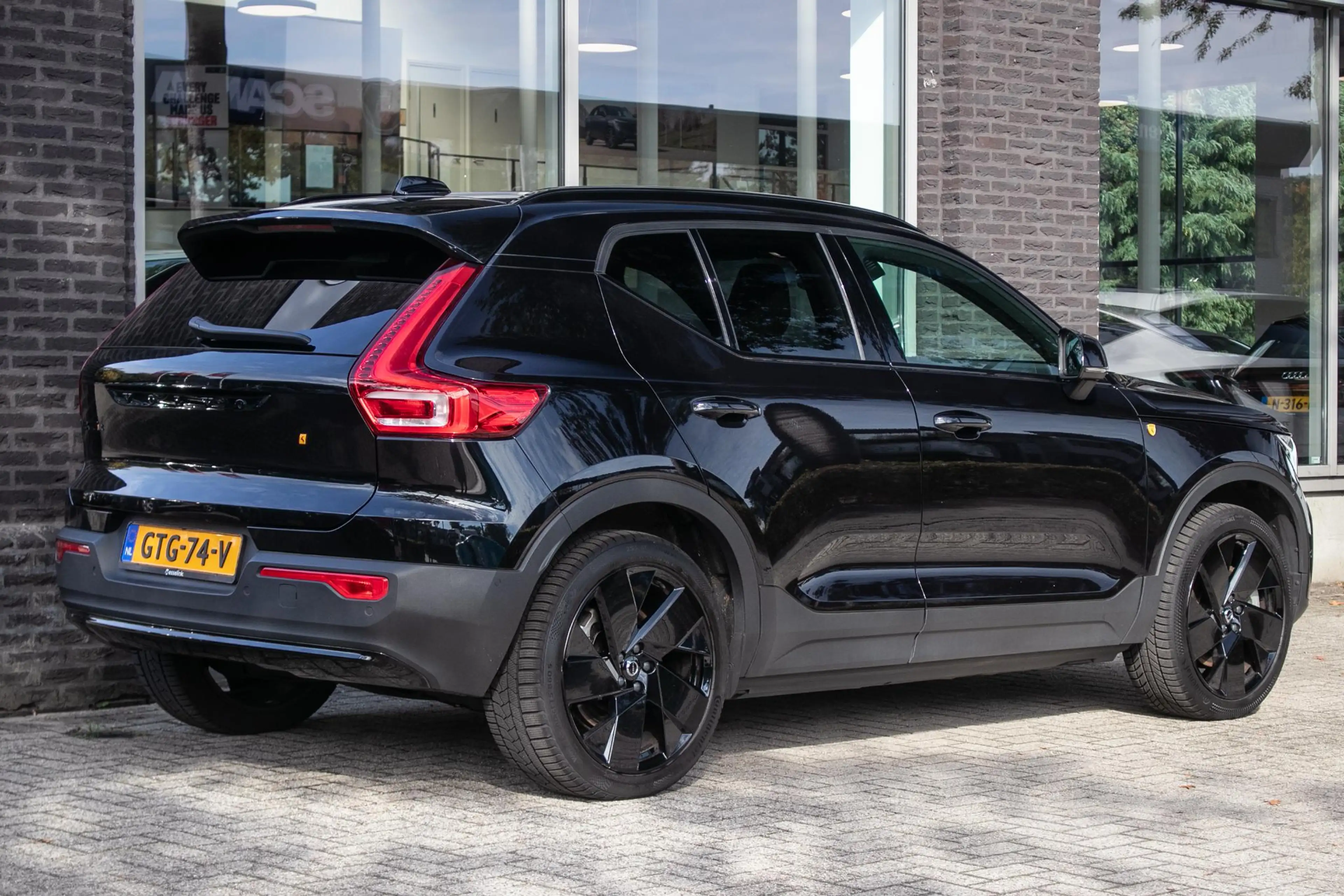 Volvo EX40 Single Motor Extended Range Ultra Black Ed. 82 kWh — photo 2