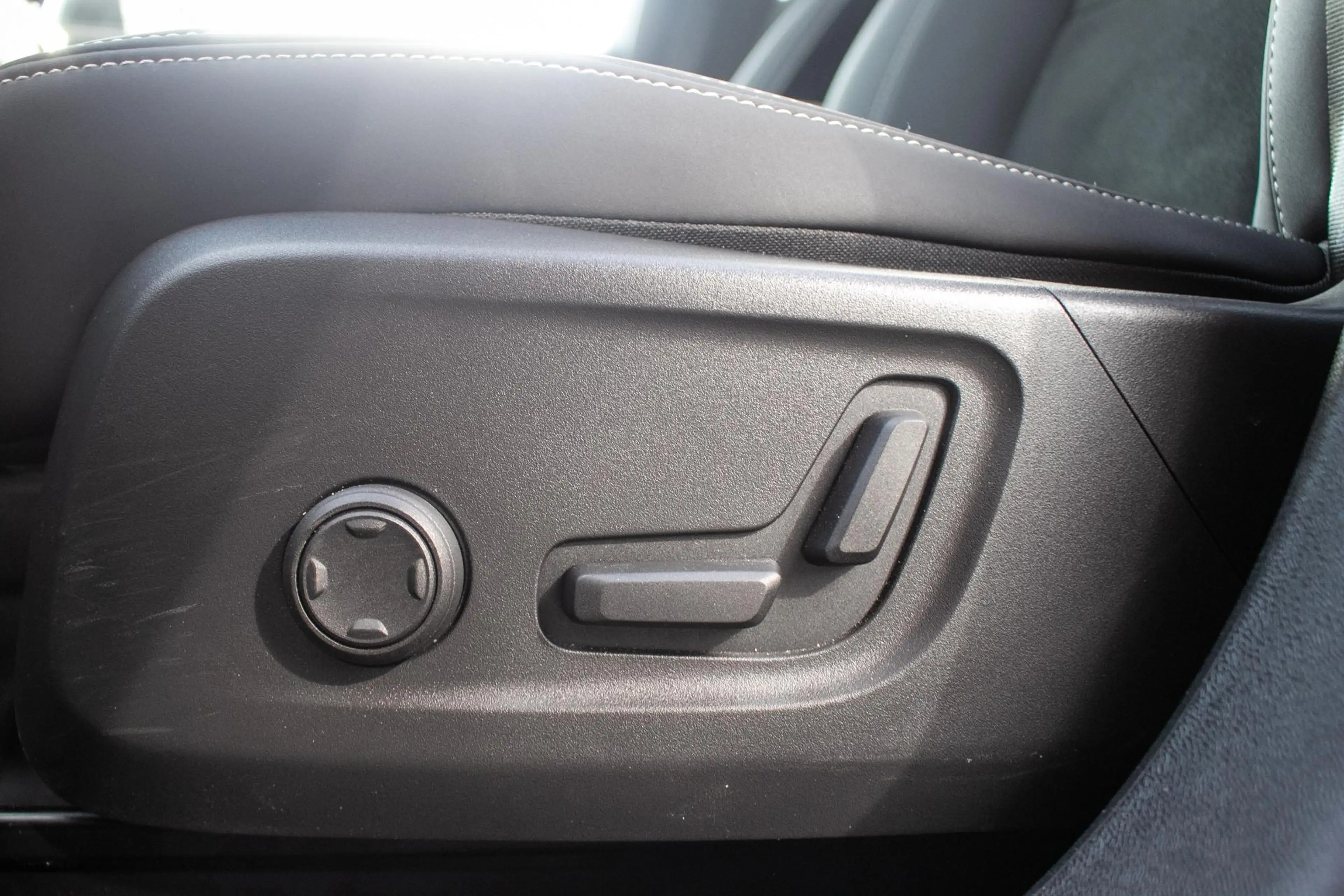 Volvo EX40 Single Motor Extended Range Ultra Black Ed. 82 kWh — photo 7