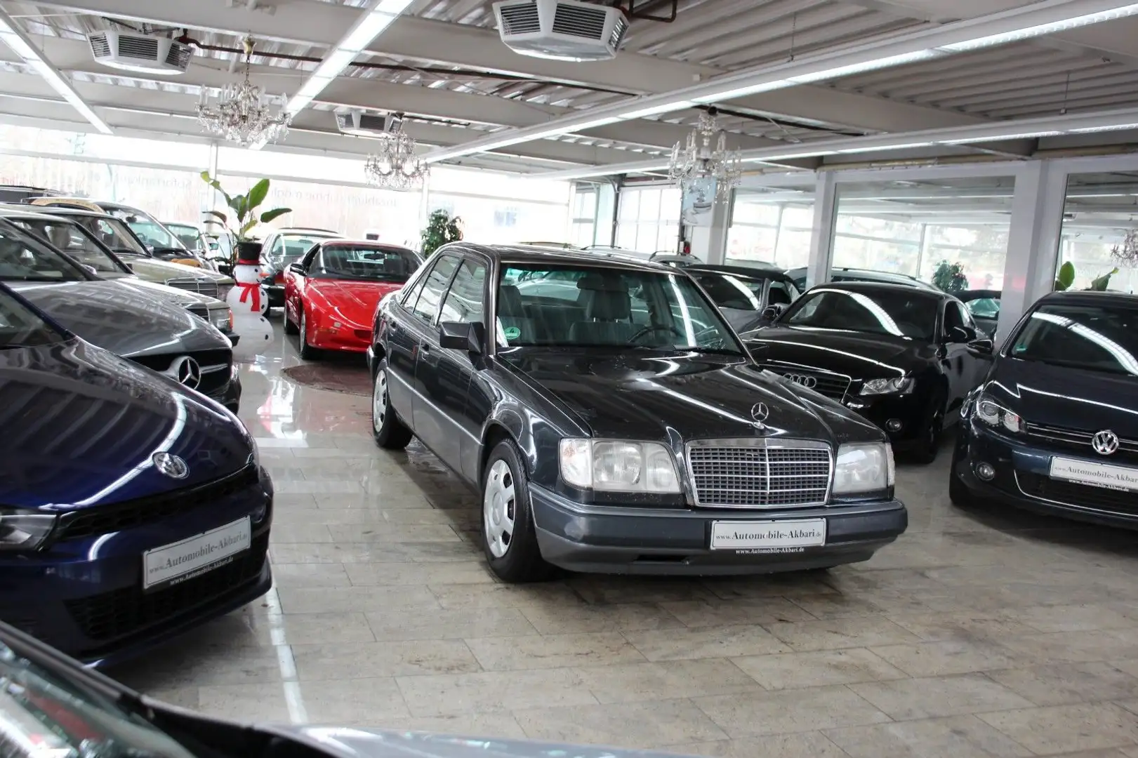 Mercedes-Benz 220 E W124 *Automatik/Schiebedach* Schwarz - 2