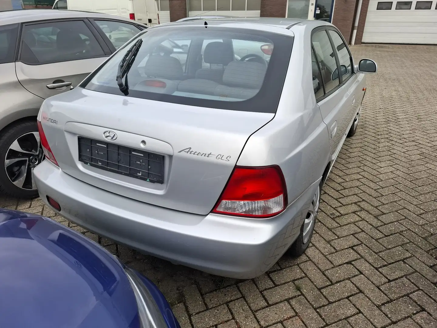 Hyundai ACCENT 1.5i GLS - 2