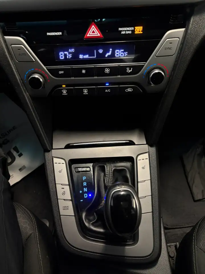 Hyundai ELANTRA photo Hyundai ELANTRA