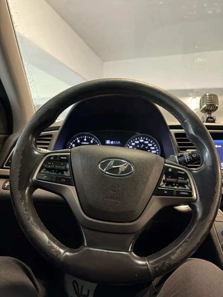 Hyundai ELANTRA photo Hyundai ELANTRA