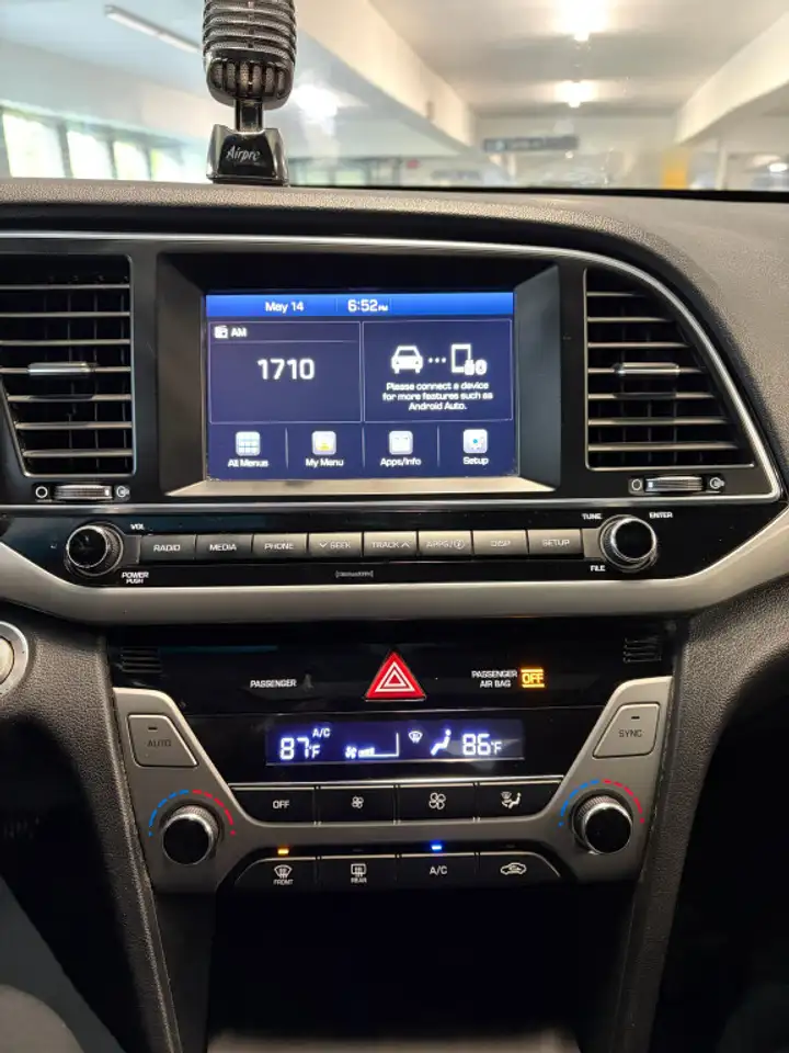 Hyundai ELANTRA photo Hyundai ELANTRA