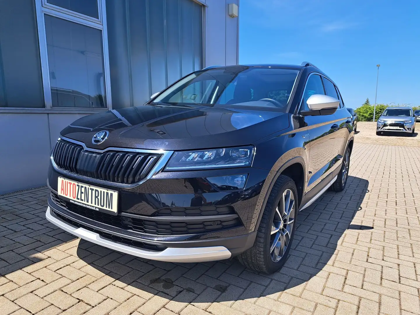 Skoda Karoq SCOUT DSG AHK PANO LED NAVI KAMERA ACC SHZ crna - 1