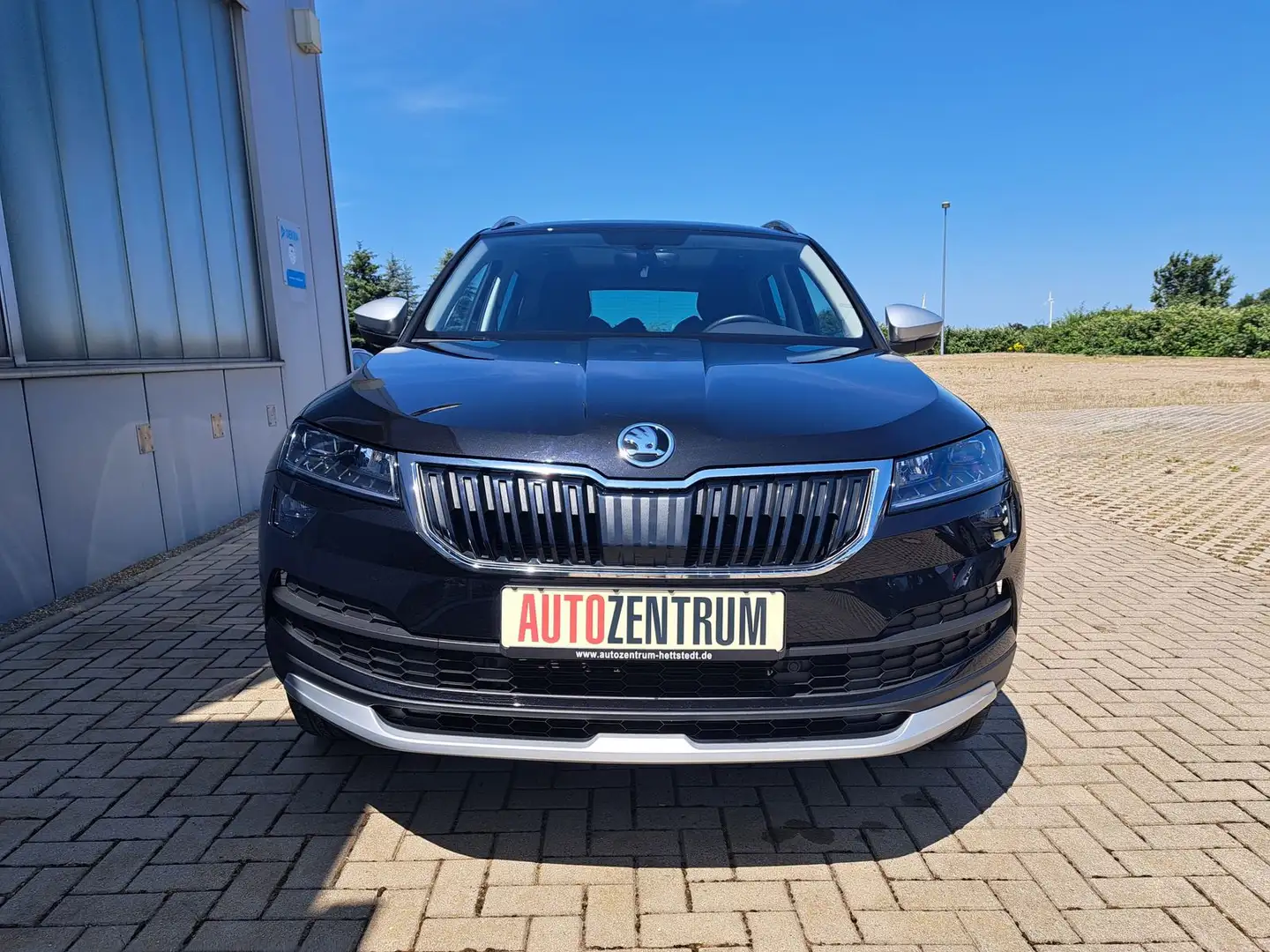Skoda Karoq SCOUT DSG AHK PANO LED NAVI KAMERA ACC SHZ crna - 2