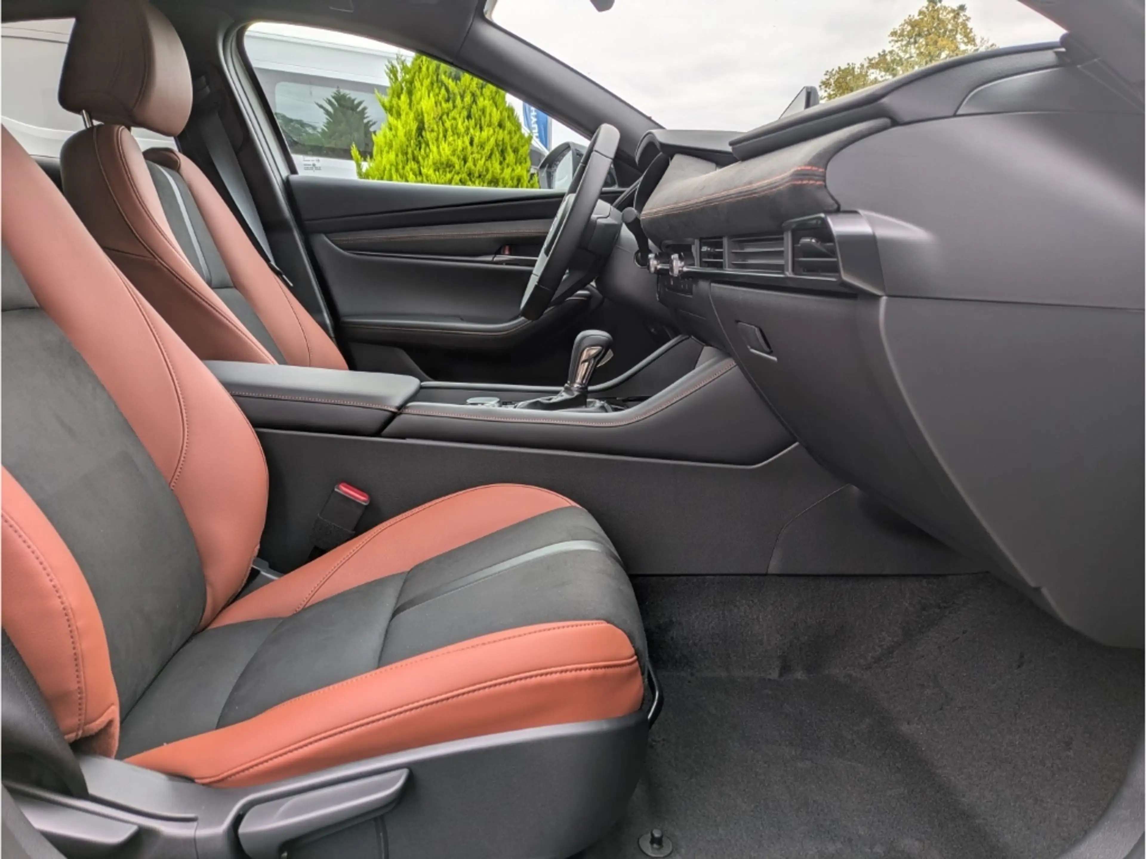 Mazda 3 NAGISA e-Skyactiv-G 140PS 6AT HUD Navi Memory Sitz — photo 5