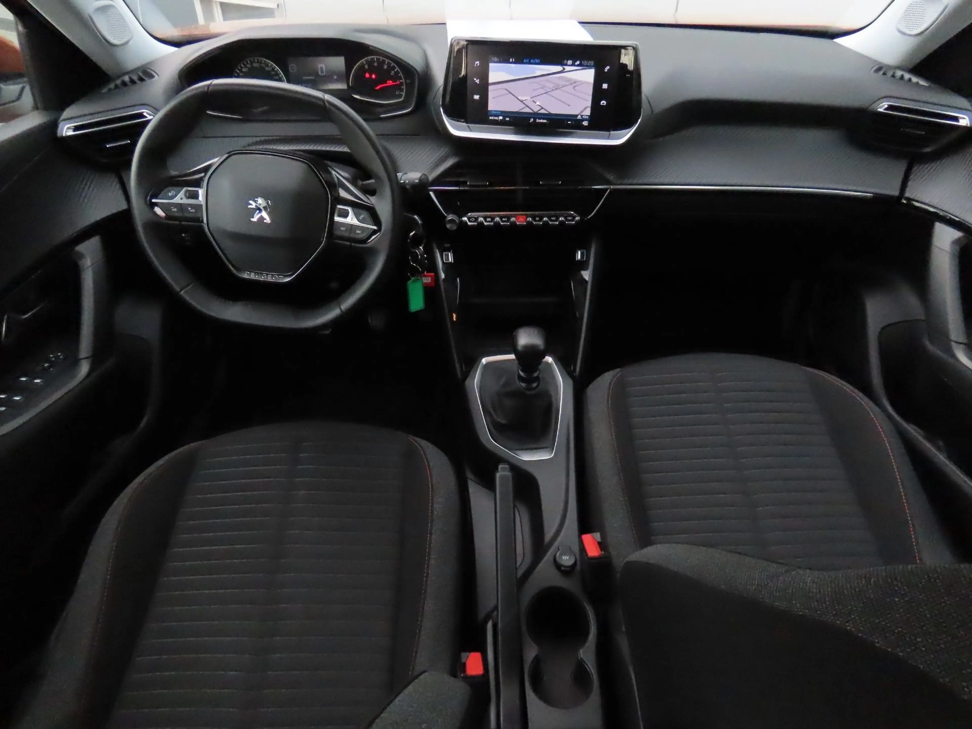 Peugeot 2008 Active CarPlay Kamera Navigation — photo 15