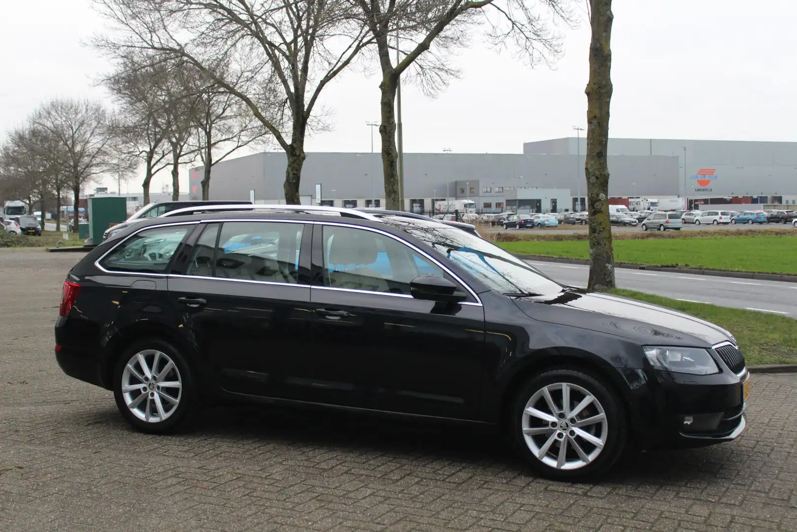 Skoda Octavia Combi 1.6 TDI Greentech Style Businessline Schwarz - 2