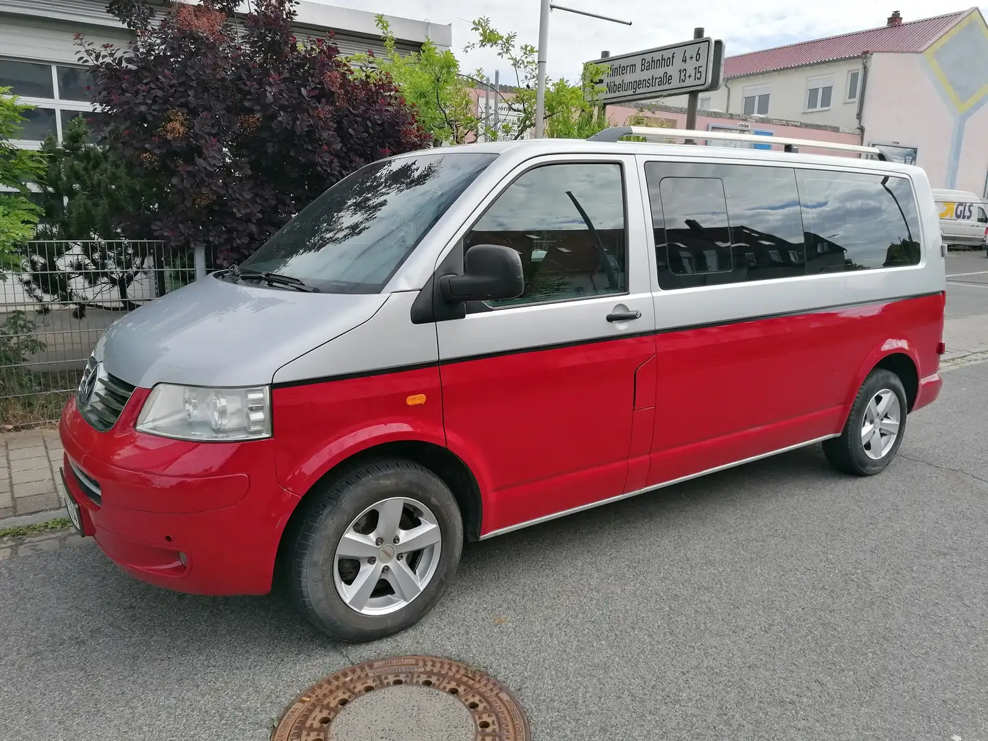 Volkswagen T5 Caravelle Lang (7-Si.) / AHK / Klima / Euro 4 Srebrny - 2