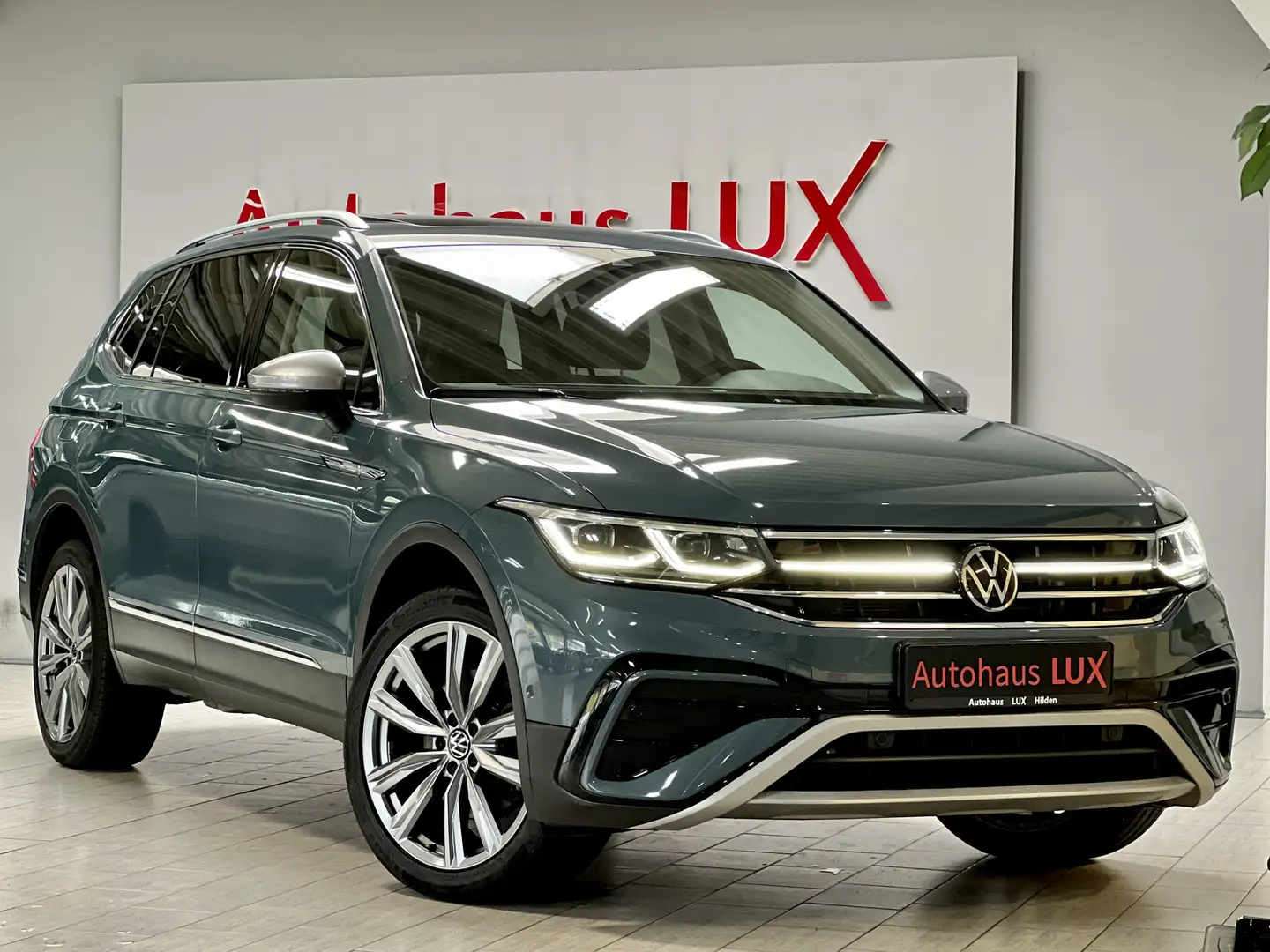 Volkswagen Tiguan Allspace 2,0D*7 SITZER*4M*AHK*R-KAM*H&K* Blau - 1