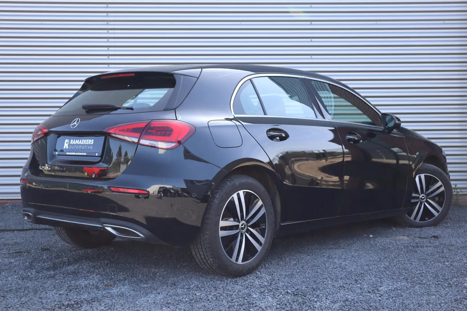 Mercedes-Benz A 250 e Luxury Sfeer verlichting / Widescreen / Camera / Zwart - 2