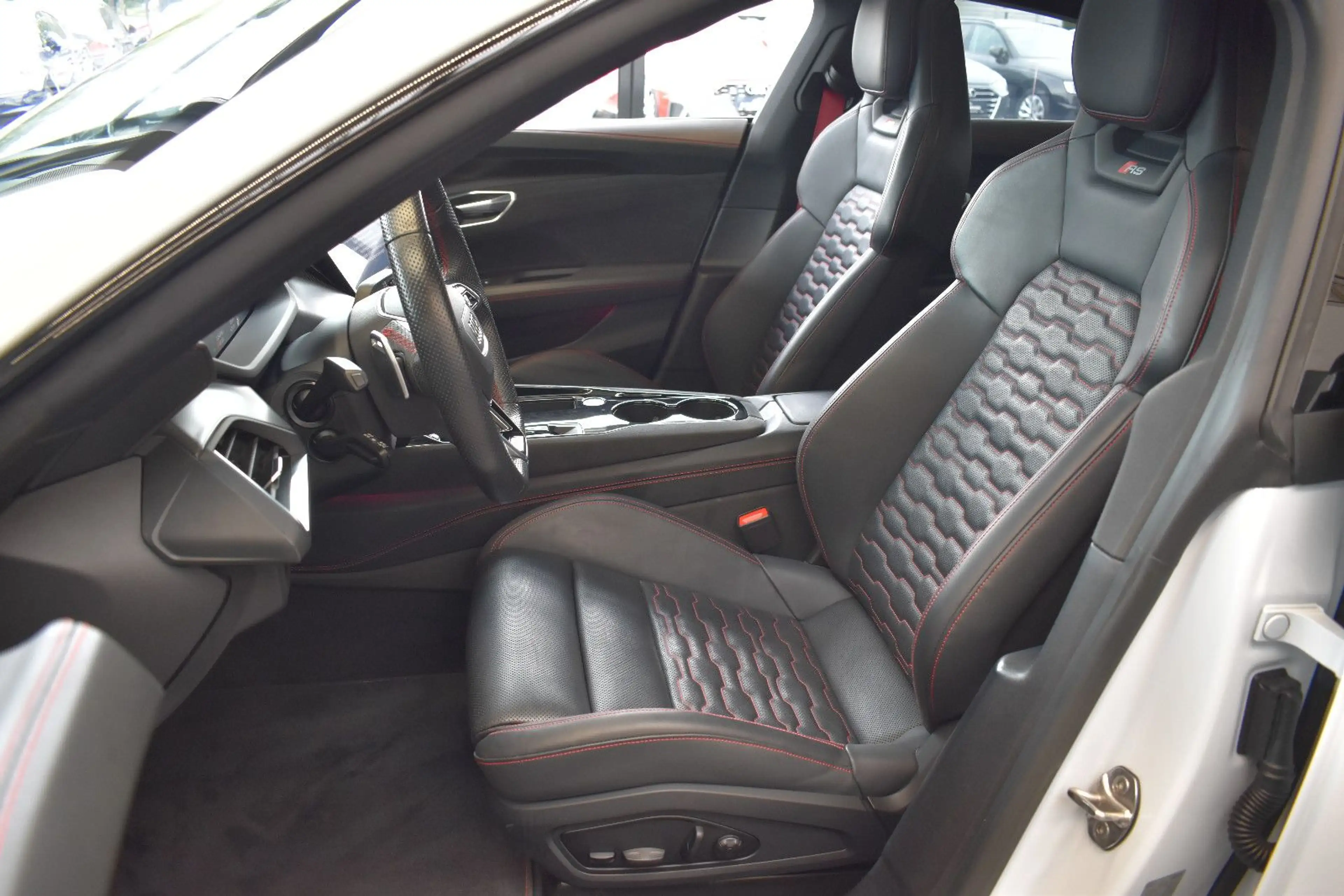 Audi e-tron GT RS e-tron GT quattro Laser~Air~Pano~B&O~HUD~360° — photo 8