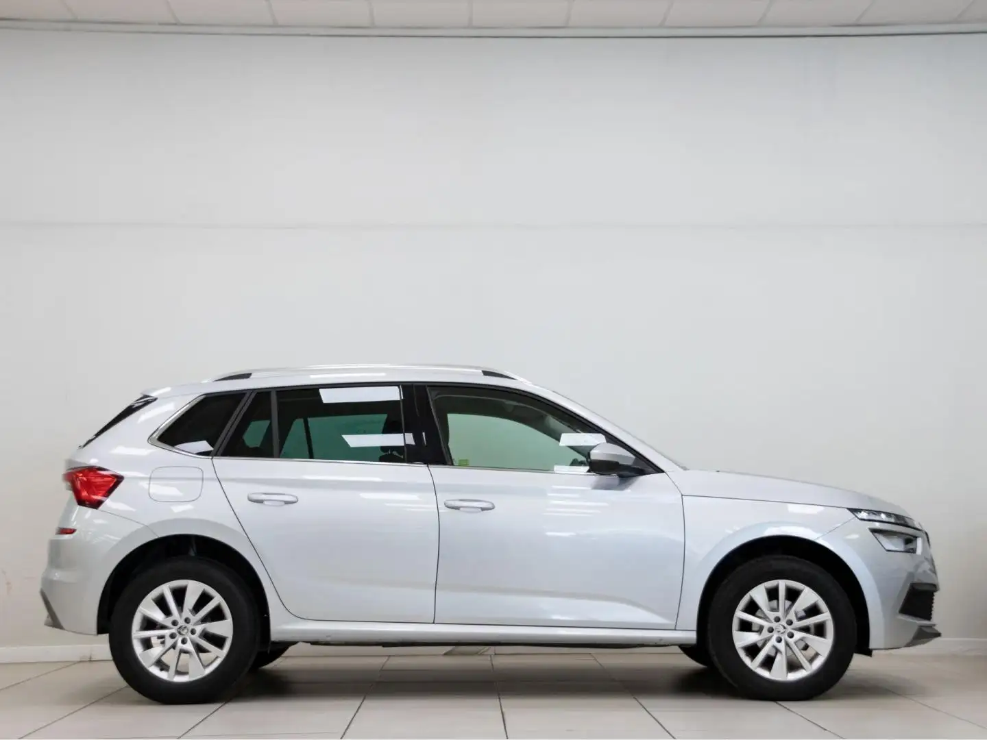 Skoda Kamiq 1.0 TSI Ambition 81kW Plateado - 2