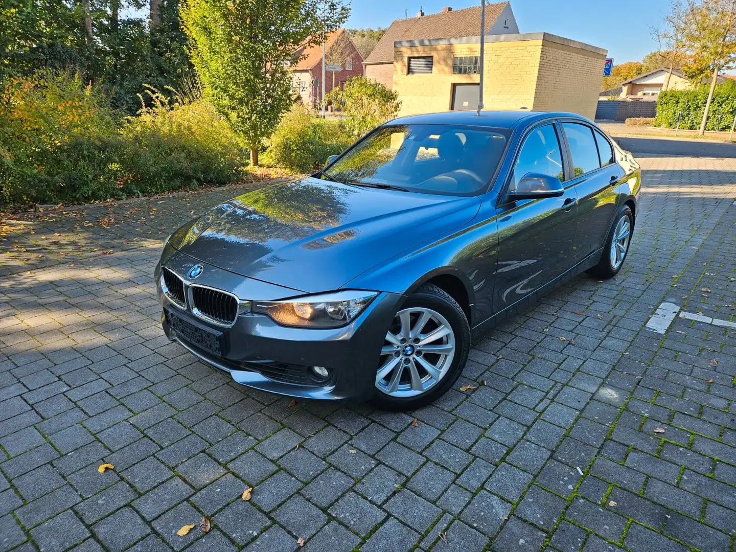 BMW 320 i Lim. Aut. Sound Navi Grau - 2
