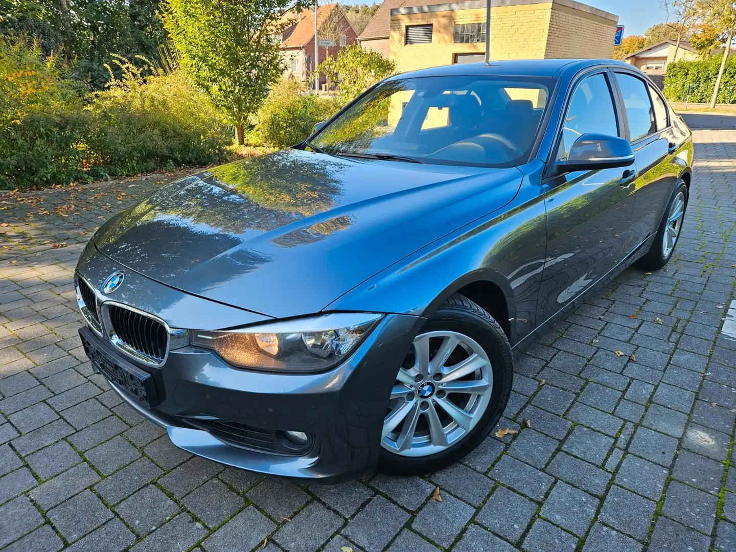 BMW 320 i Lim. Aut. Sound Navi Grau - 1