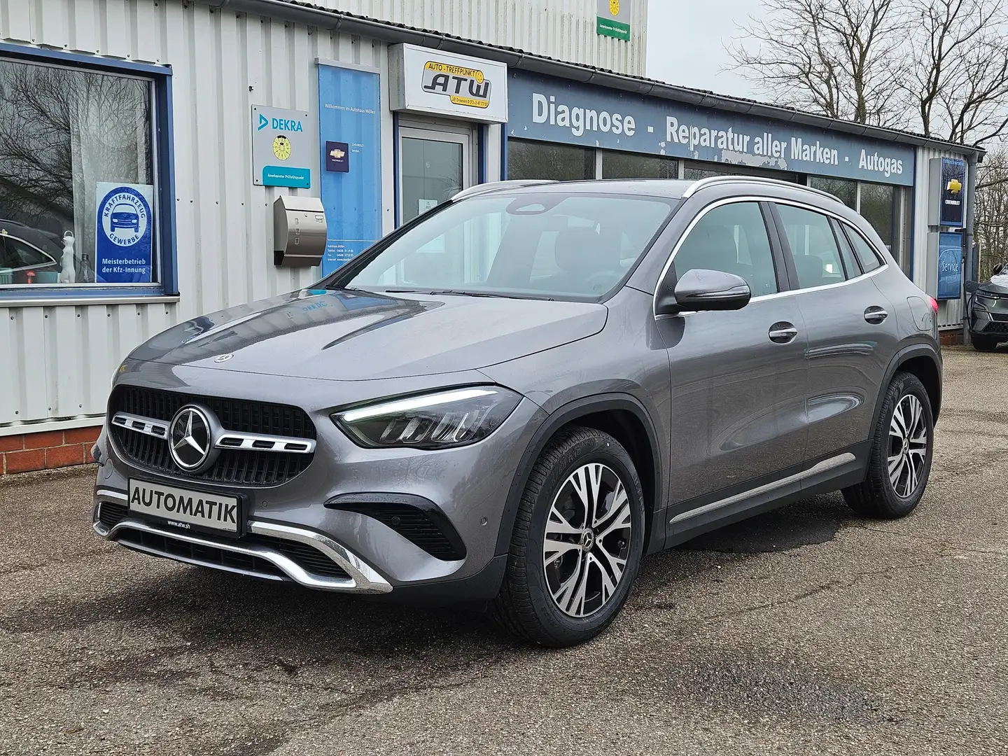 Mercedes-Benz GLA 200 GLA 200 Mild-Hybrid Automatik Progressive Grau - 1