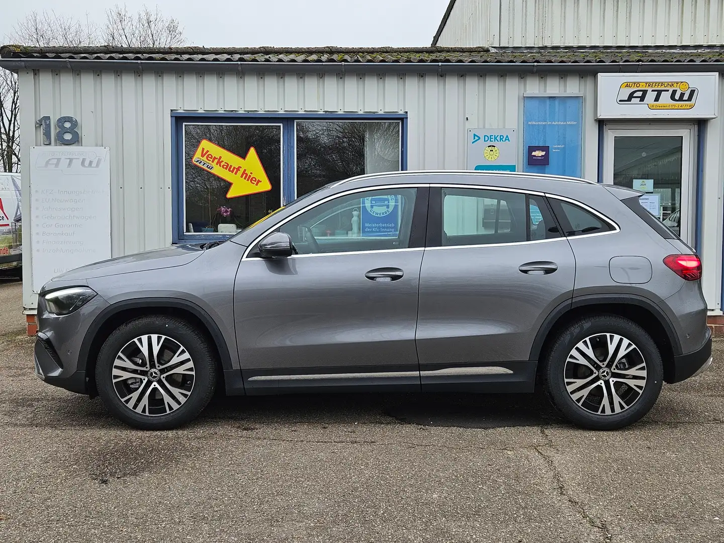 Mercedes-Benz GLA 200 GLA 200 Mild-Hybrid Automatik Progressive Grau - 2