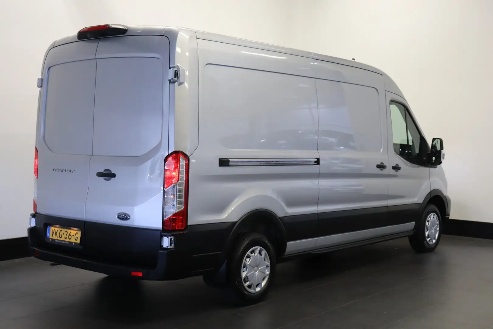 Ford Transit 2.0 TDCI 130PK L3H2 EURO 6 - Airco - Navi - Cruise Gris - 2