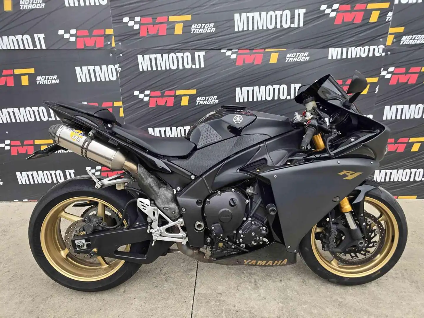 Yamaha YZF-R1 Big Bang Nero - 1