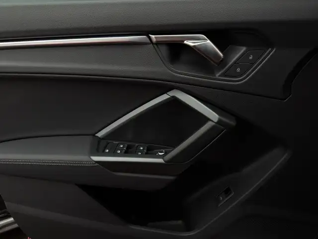 Audi Q3 view 11