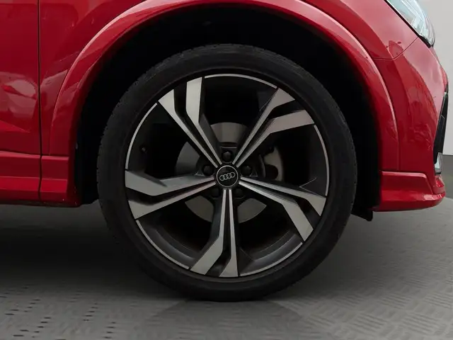 Audi Q3 view 10