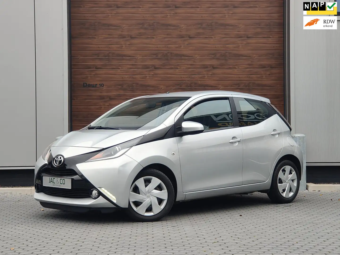 Toyota Aygo 1.0 VVT-i X-PLAY / NAVI / CAMERA / AUTOMAAT Gris - 1