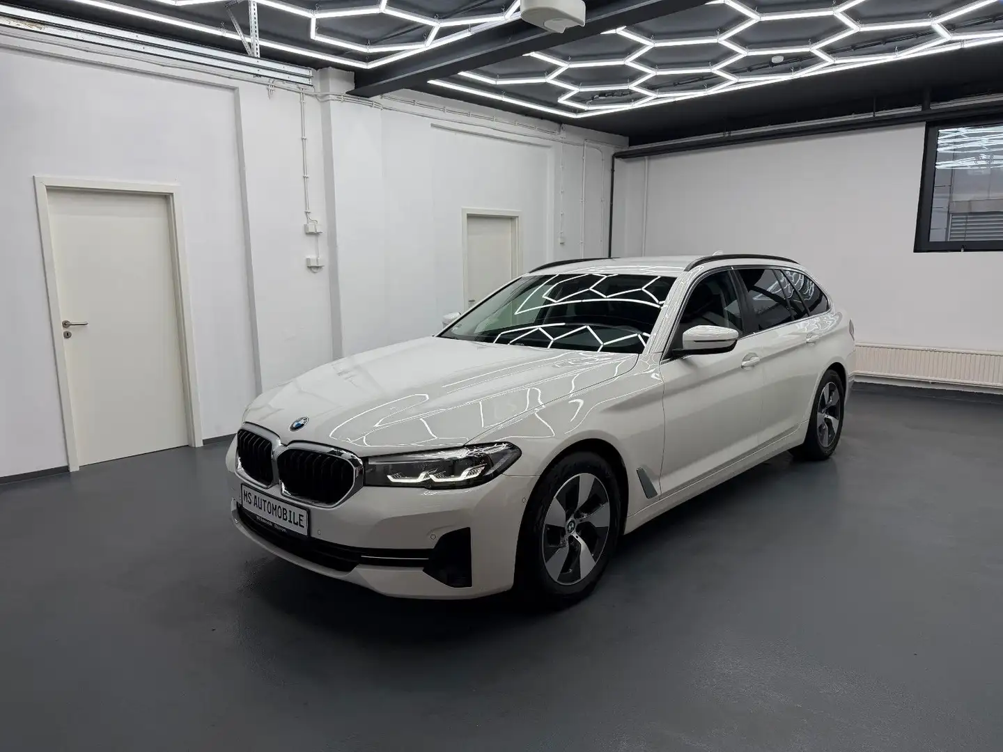 BMW 520 5 Touring 520 d *R.KAM*1.HAND*AHK* Weiß - 1