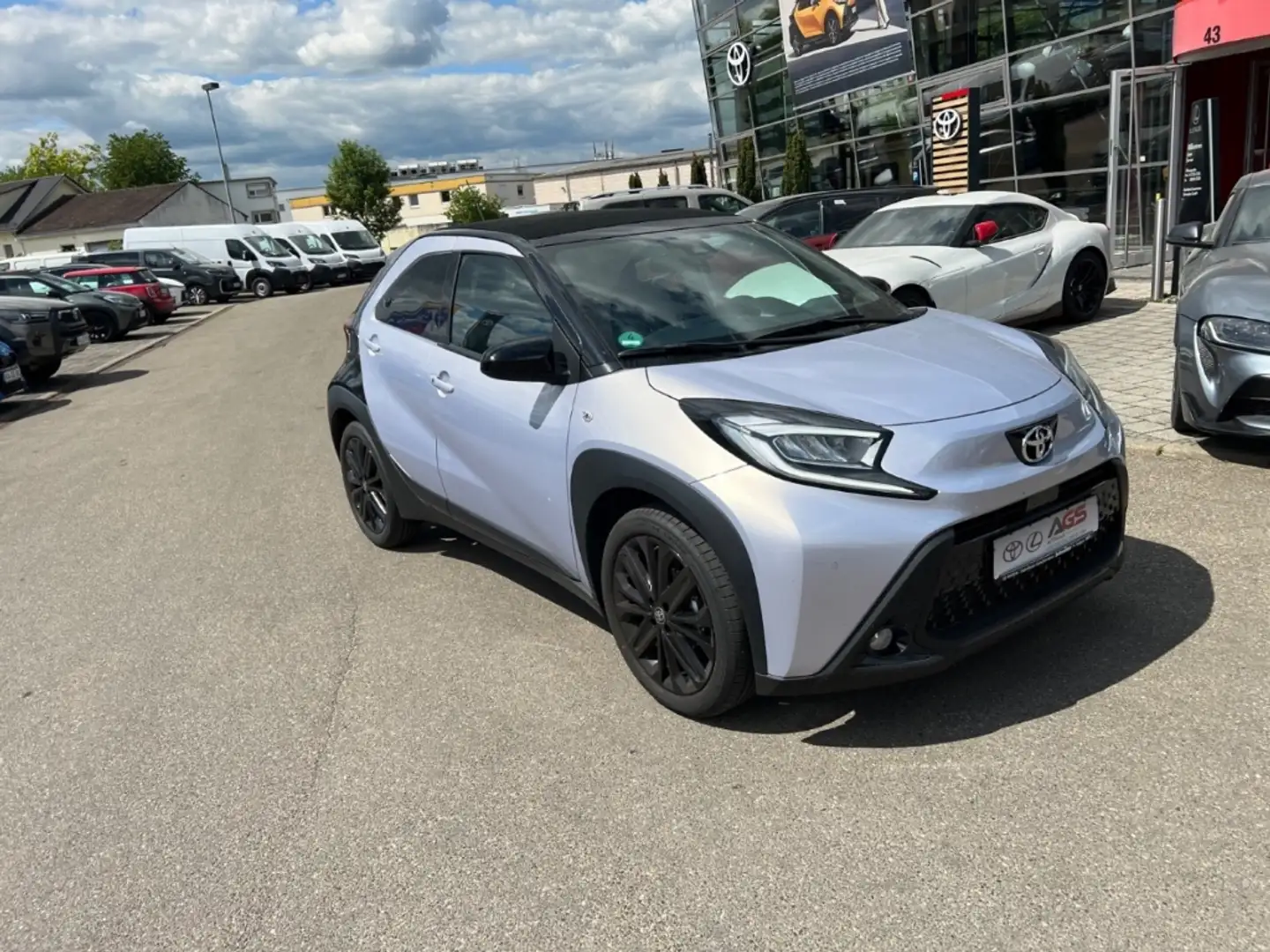 Toyota Aygo X 1,0L JBL Edition Air CVT Stříbrná - 2