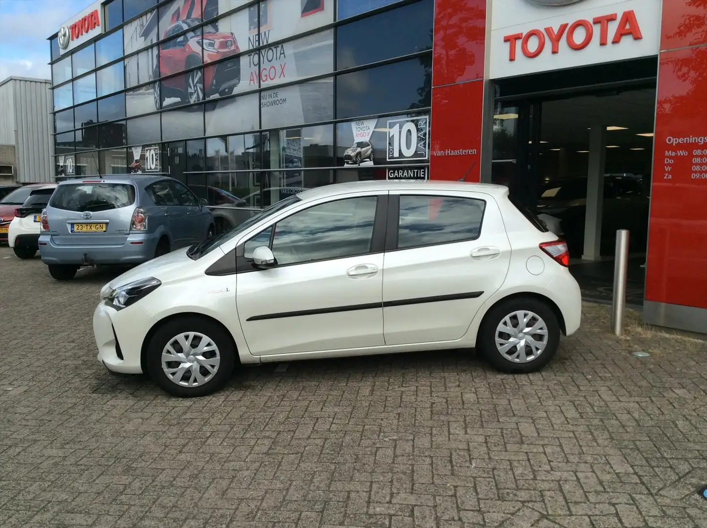 Toyota Yaris 1.5 Hybrid 100pk 5D CVT Aspiration Wit - 2