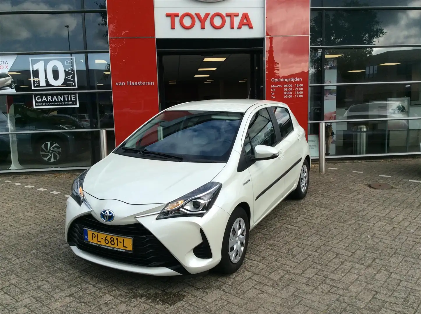 Toyota Yaris 1.5 Hybrid 100pk 5D CVT Aspiration Wit - 1