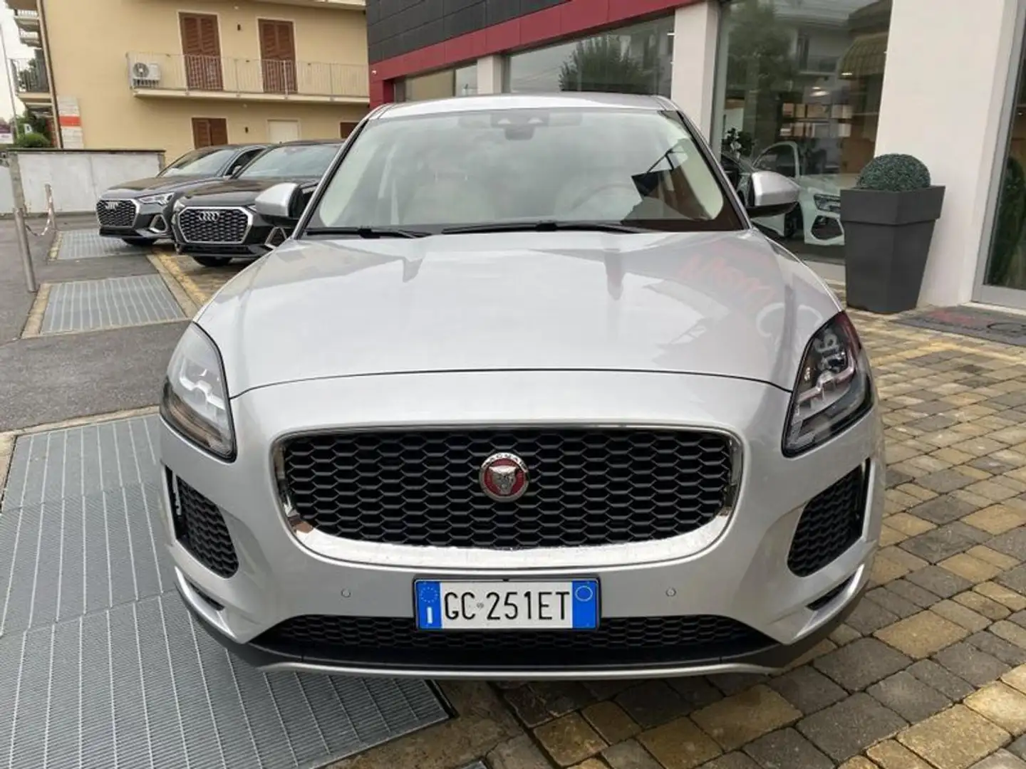 Jaguar E-Pace 2.0D 150 CV AWD aut. S NAVI-RETROCAM-PELLE-LED Argento - 2