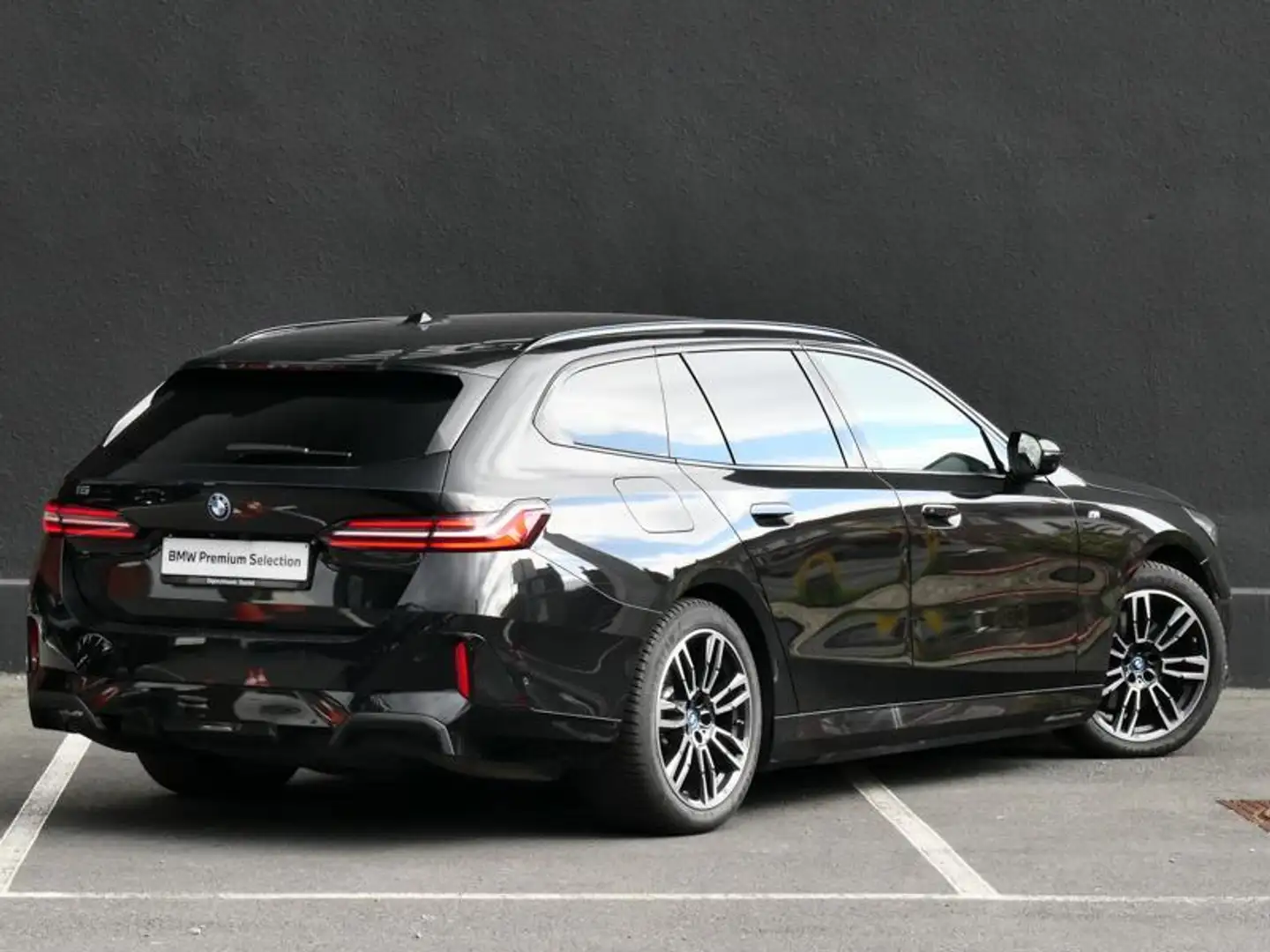 BMW i5 eDrive40 Touring M Sport Noir - 2