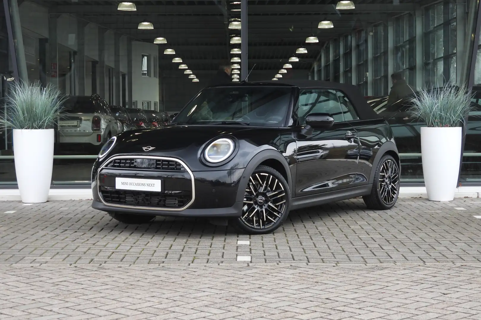 MINI Cooper C Cabrio Automaat / Favoured / Pakket M / 18" Night Flash S Negru - 2