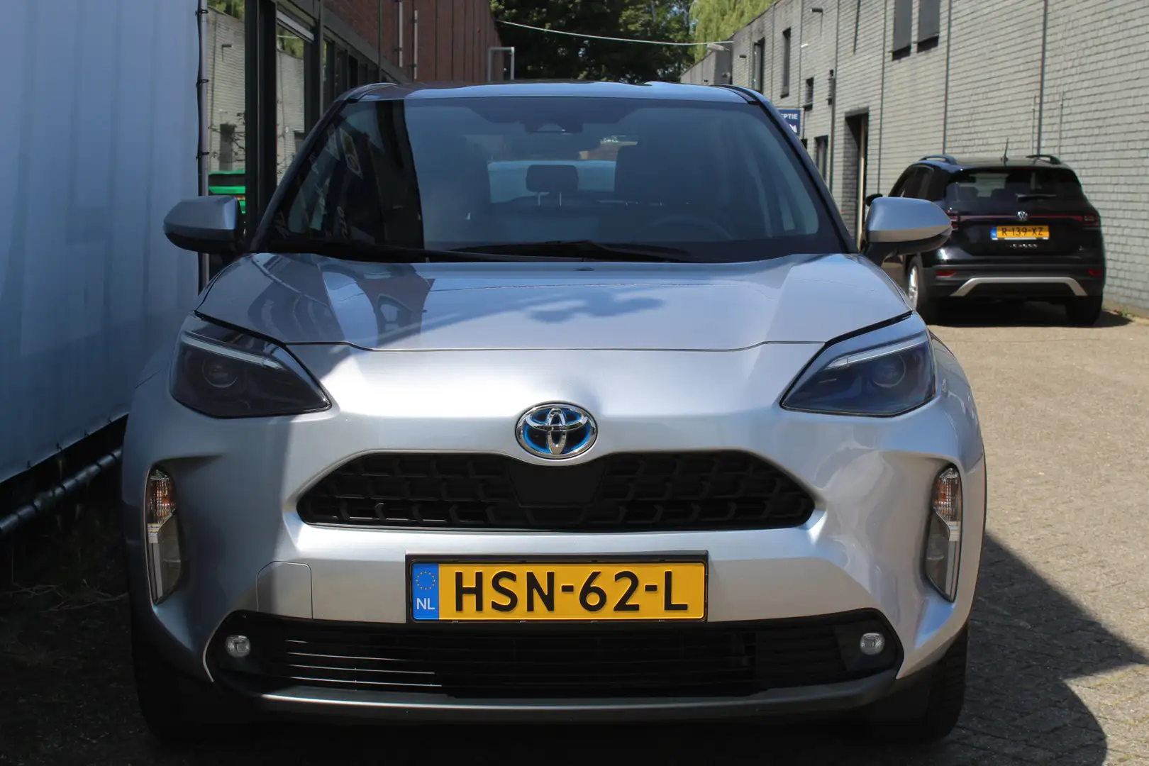 Toyota Yaris Cross 1.5 Hybrid Active All weather banden l Apple carpl Grijs - 2