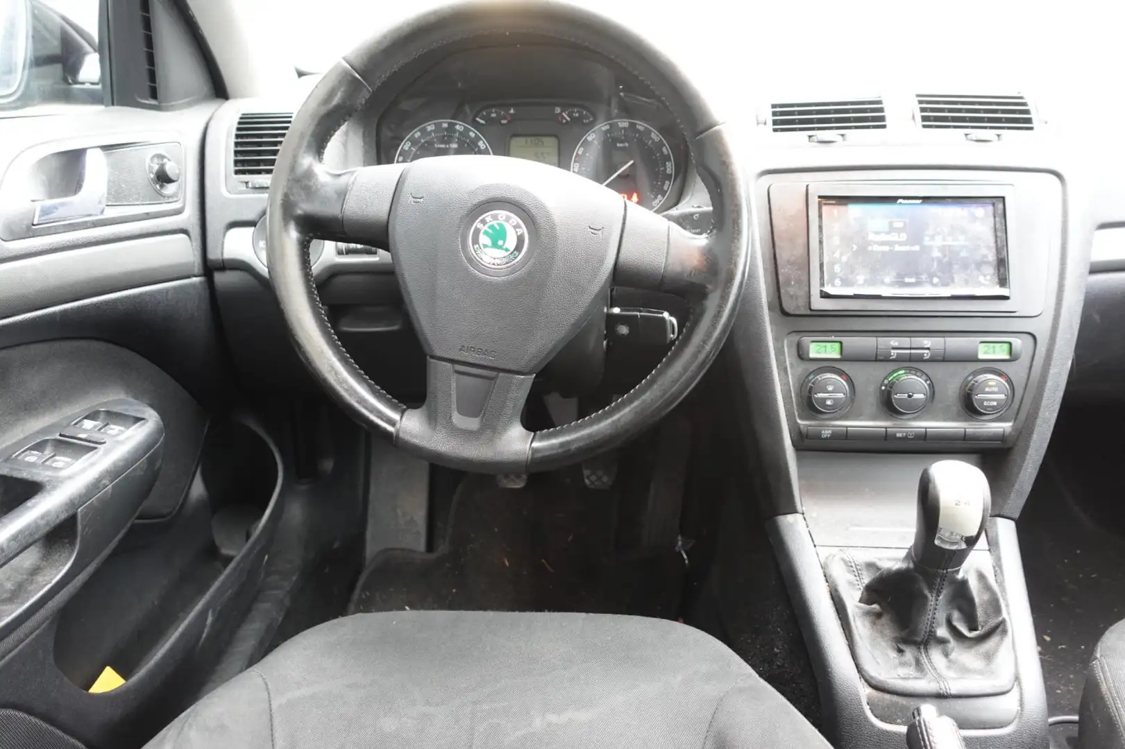 Skoda Octavia 1.6 FSI Elegance Negro - 2