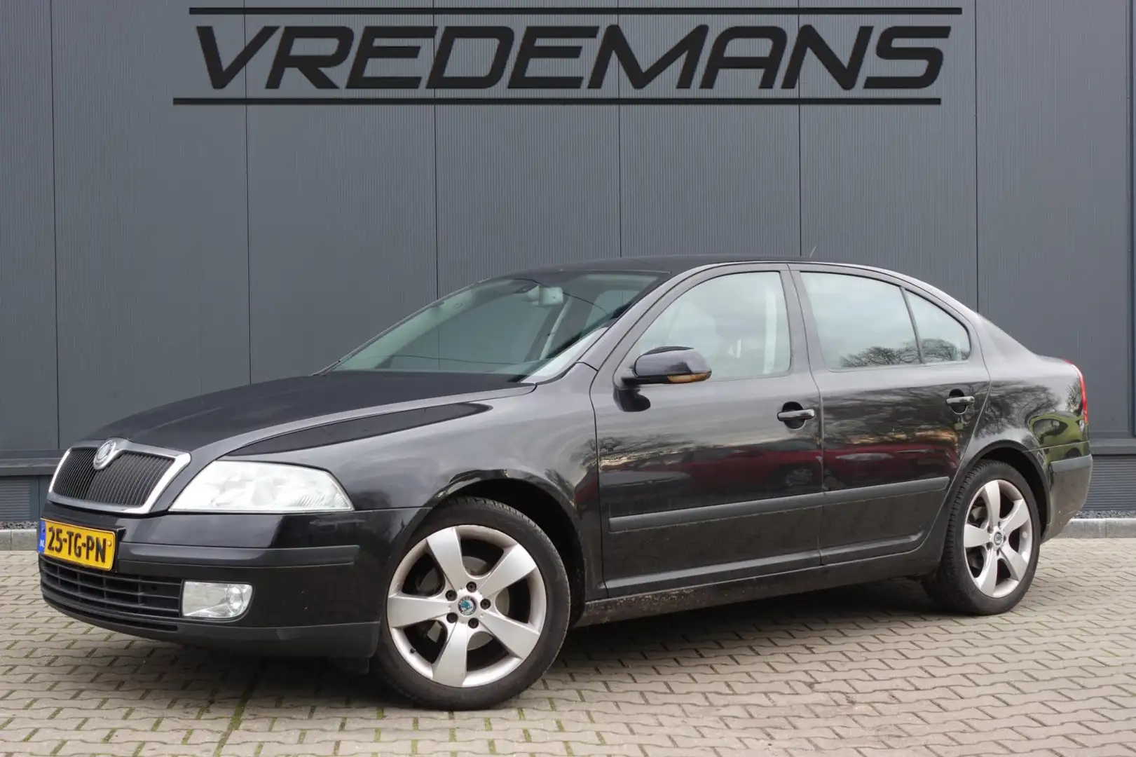 Skoda Octavia 1.6 FSI Elegance Negro - 1
