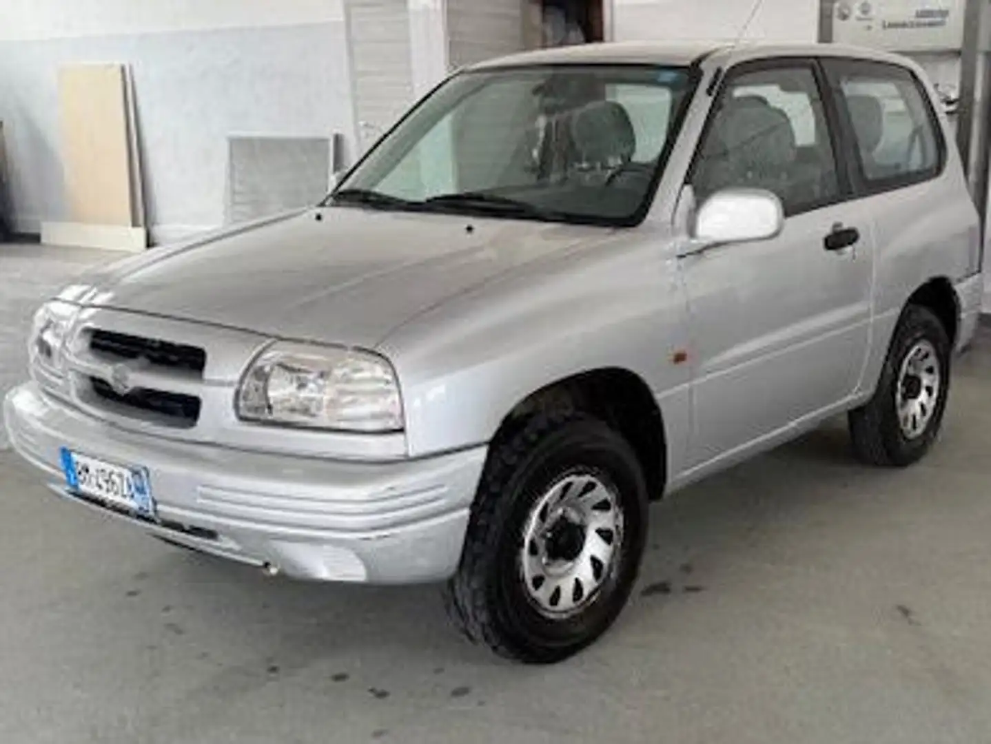 Suzuki Grand Vitara Grand Vitara 5p 2.0 16v c/2airbag,abs,AC Silber - 1