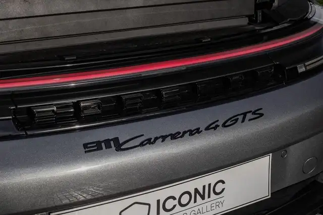 Porsche 911 view 10