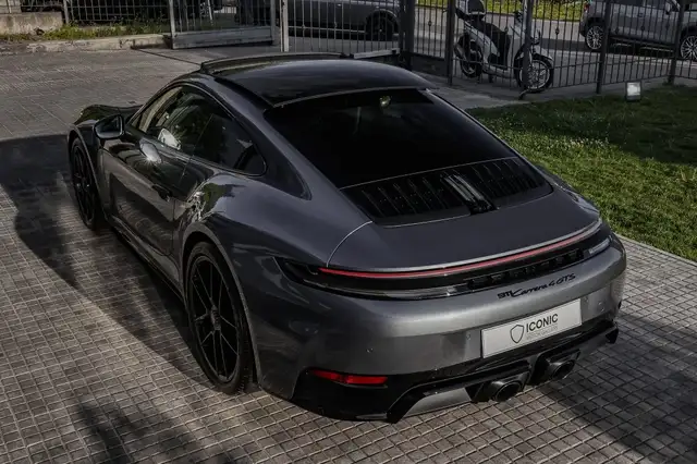 Porsche 911 view 9