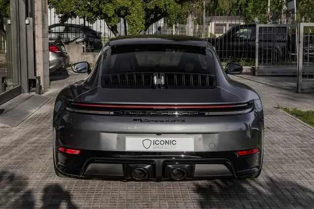 Porsche 911 view 7