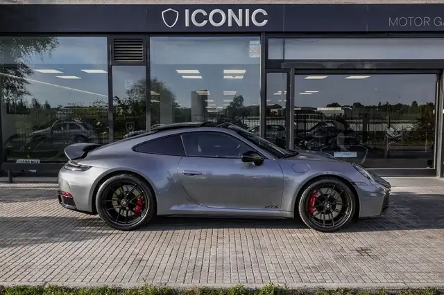 Porsche 911 view 5