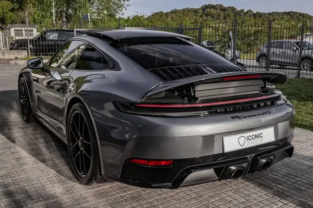 Porsche 911 view 8