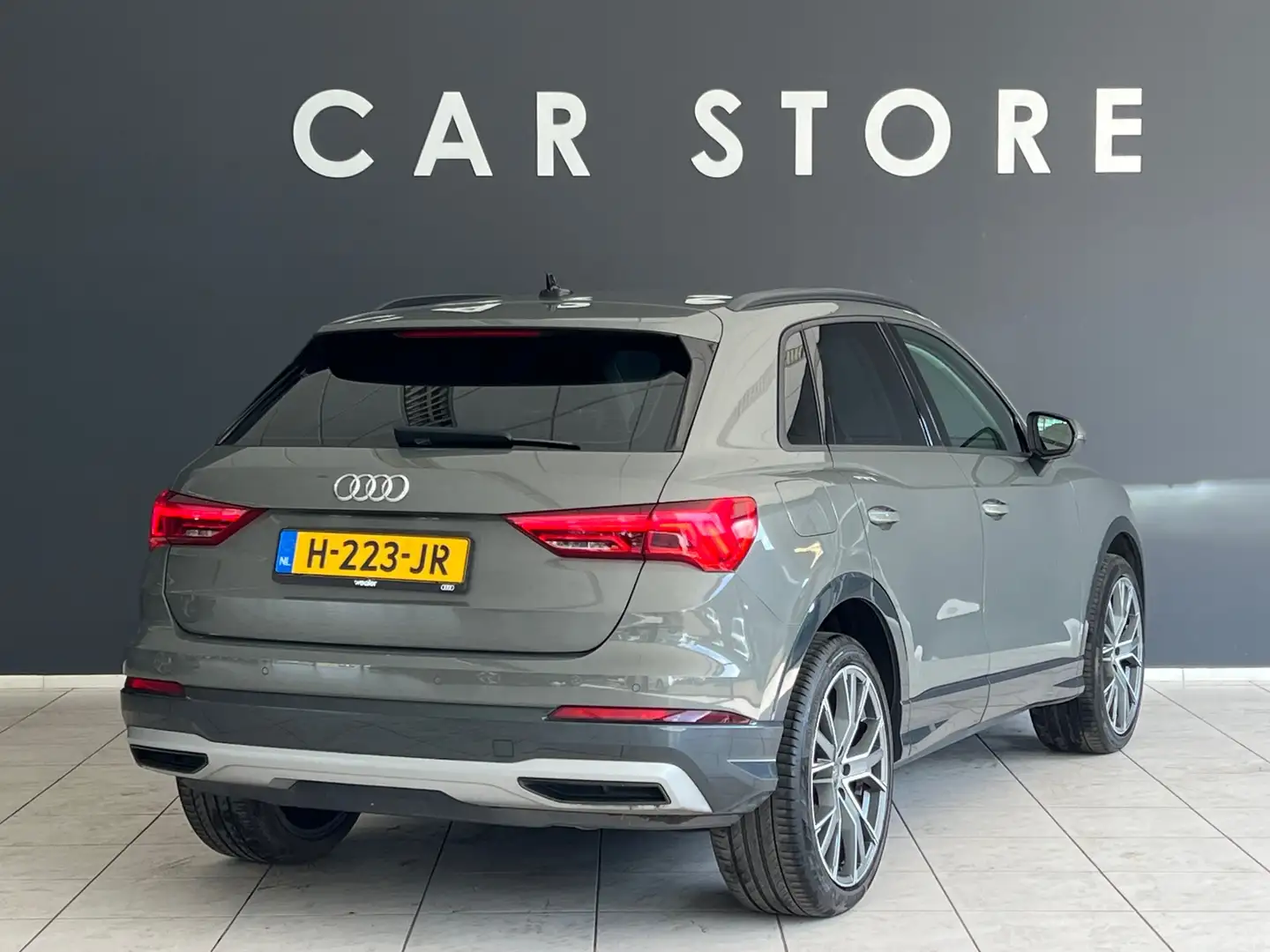 Audi Q3 35 TFSI Advanced AUTOMAAT NL AUTO Lichtmetalen vel Gris - 2
