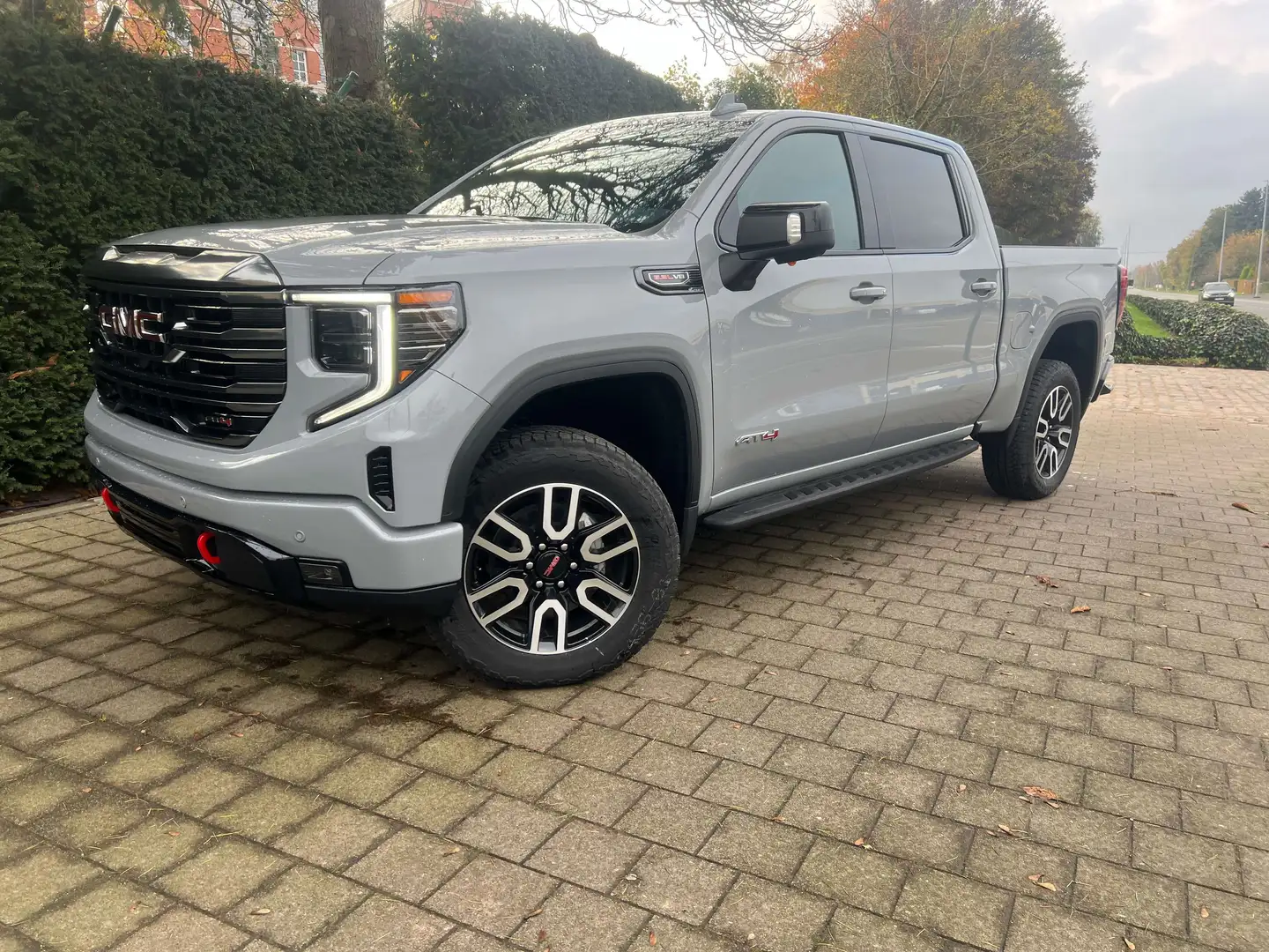 GMC Sierra Model 2025 1500 AT4 V8 € 69.900 ,- excl btw Argent - 2