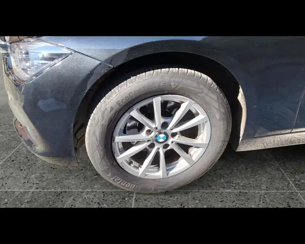 BMW 3 Series view 5