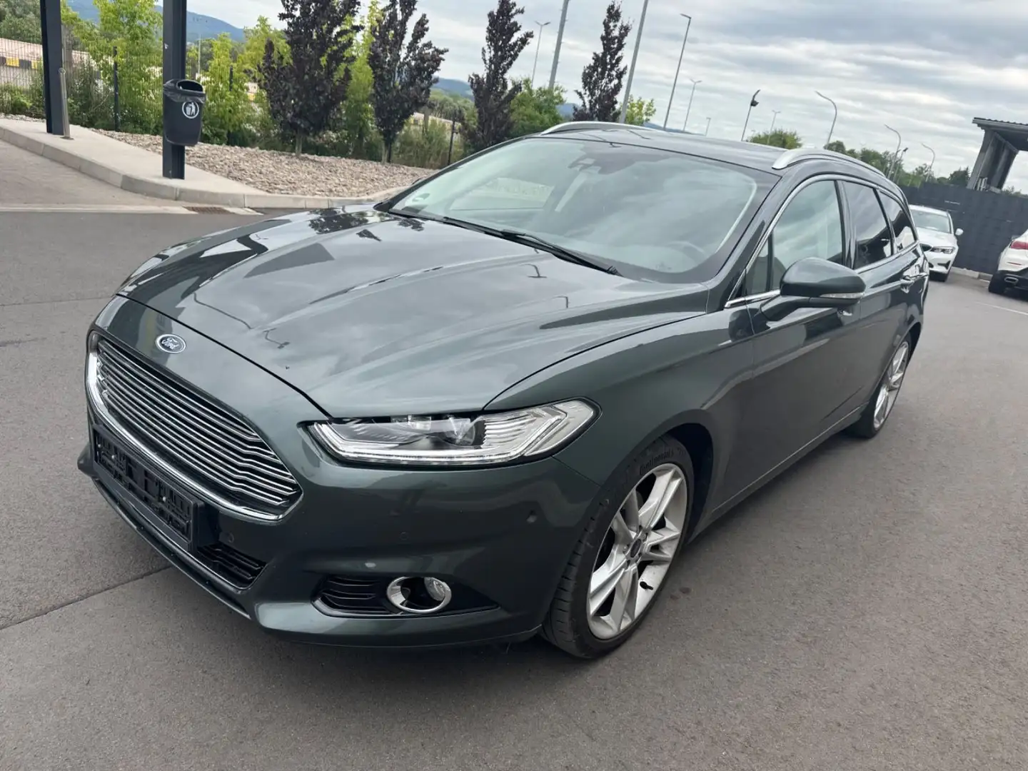 Ford Mondeo Titanium Navi*LED*Leder*AHK*PanoDach Grün - 1